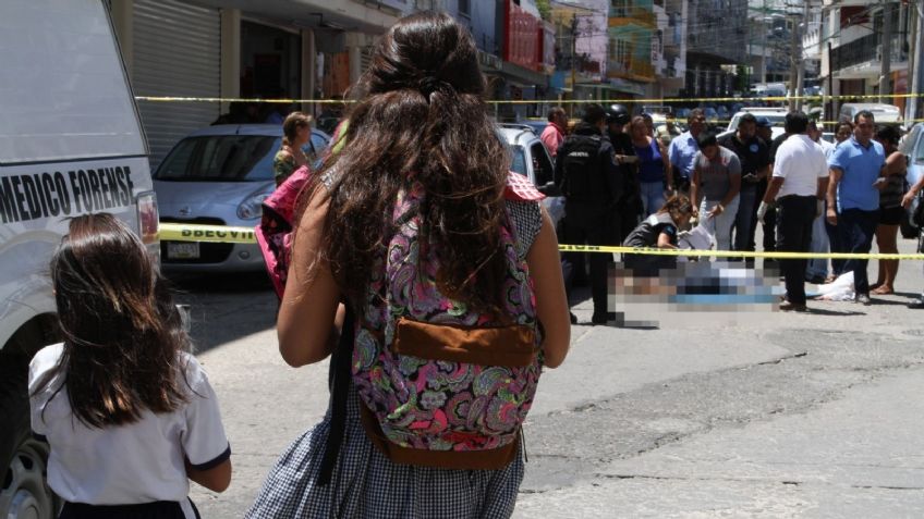 Fue por su hijo a la escuela, vio que se peleaba y al tratar de ayudarlo terminó muerto