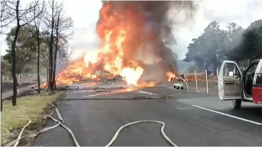 VIDEOS: carambola e incendio en la autopista de Occidente colapsa el tráfico en Michoacán