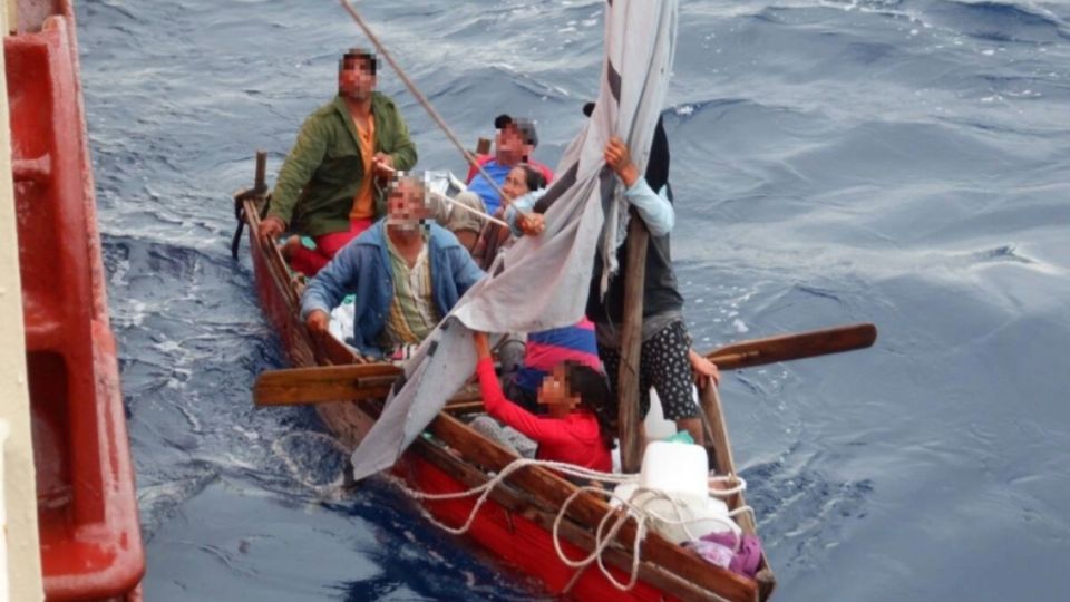 Los migrantes se encontraban a la deriva en una frágil embarcación.