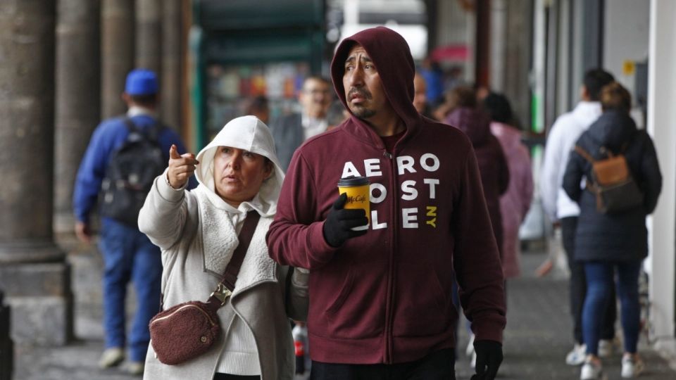 Los frentes fríos se manifiestan con bajas temperaturas, heladas, fuertes vientos, oleajes altos, nevadas e intensas lluvias.