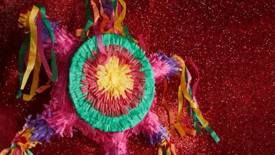 Una bella piñata de colores y 6 picos.