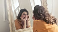 "Mirror work", ¿en qué consiste el método para mejorar tu autoestima y ser más amable contigo mismo?