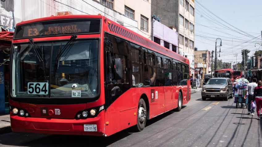 Metrobús: ¿me pueden quitar mis placas por invadir el carril confinado?