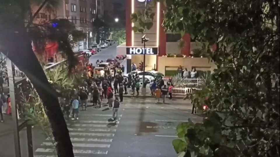 La patrulla chocó contra la fachada de un hotel.