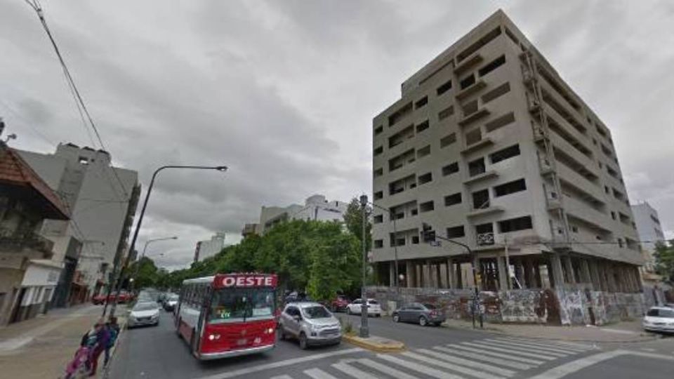 La menor de edad fue arrojada desde uno de los balcones del edificio abandonado.