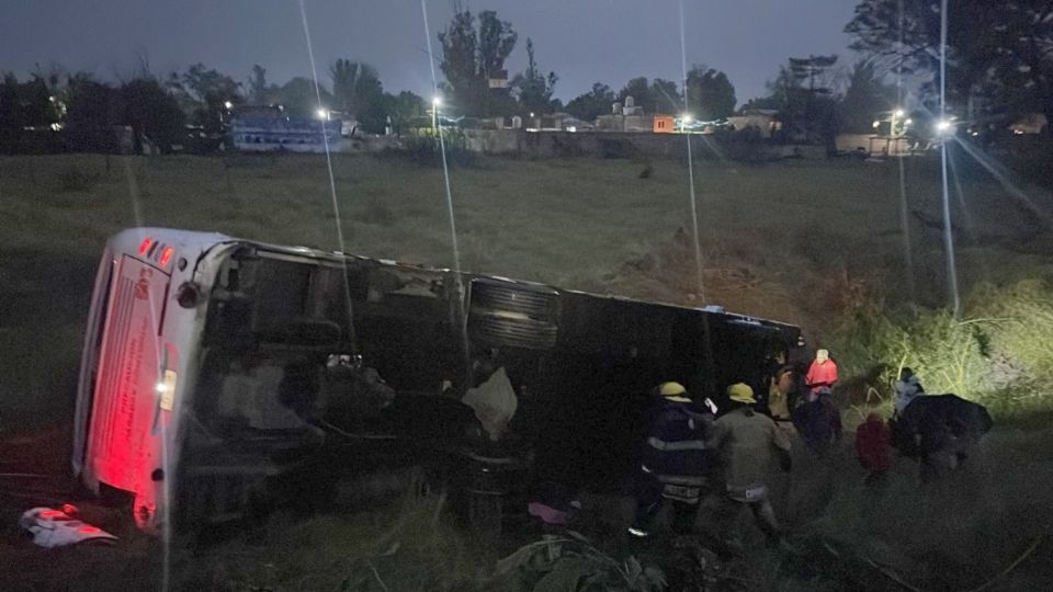 Volcadura de camión en la carretera a Chapala en Jalisco deja 11 personas lesionadas