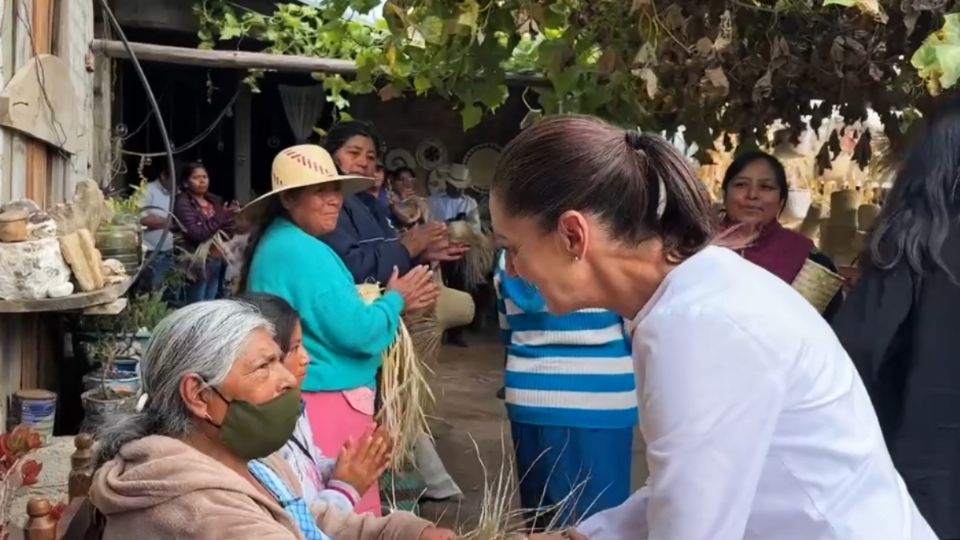 Claudia Sheinbaum conviviendo con artesanos de la mixteca oaxaqueña.