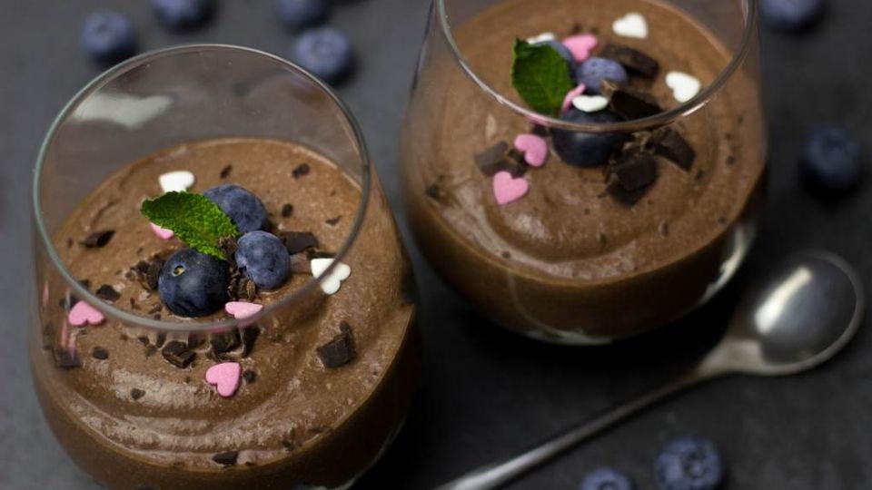 Sorprende a tus invitados con este sabroso mousse de chocolate navideño sin azúcar