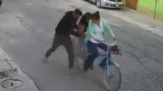 Mujer evita que le roben a su hija y enfrenta al presunto delincuente: VIDEO