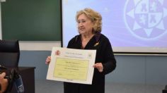 ¡Arriba la esperanza abuelita!, mujer recoge su título universitario 69 años después