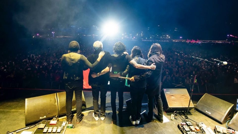 Minutos después de las 21:00 horas, la banda apareció en el escenario para saludar al público