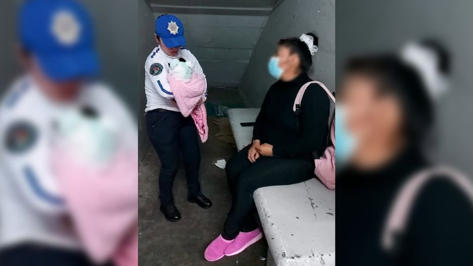 La agente de Policía alimentó durante varios minutos a la pequeña niña.