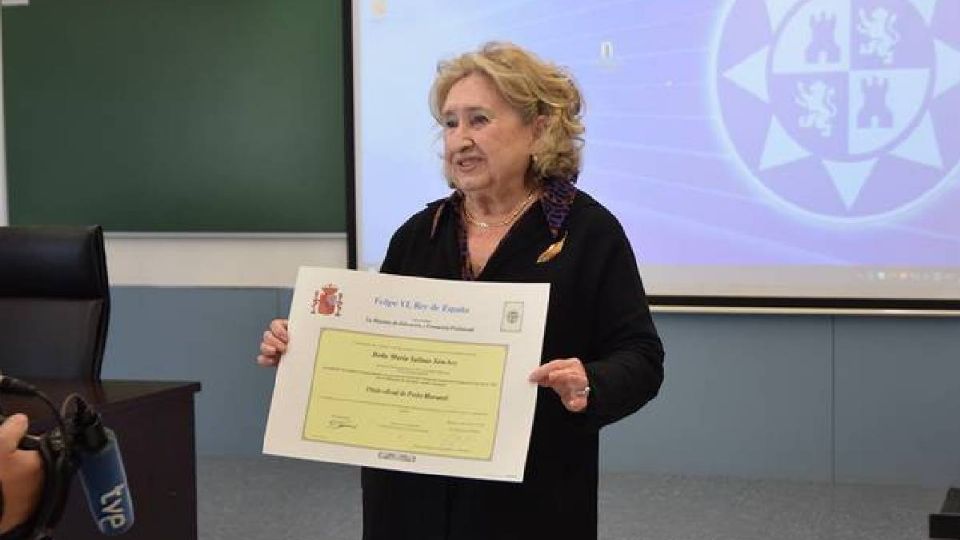 María Salinas recibiendo su titulo