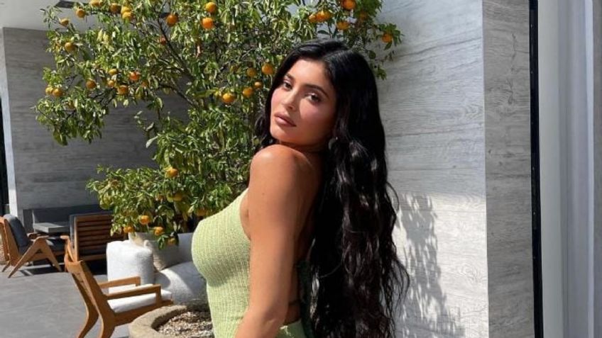 Kylie Jenner se luce con bikini negro y minifalda