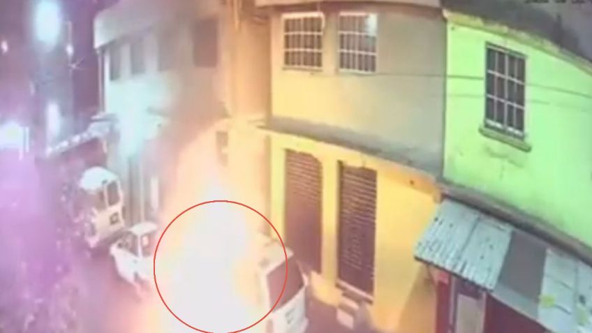 VIDEO: un presunto extorsionador se quema al incendiar una camioneta en Iztapalapa