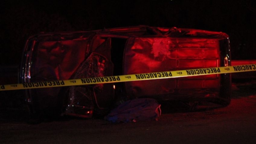 Muere aplastado por su camioneta tras aparatosa volcadura