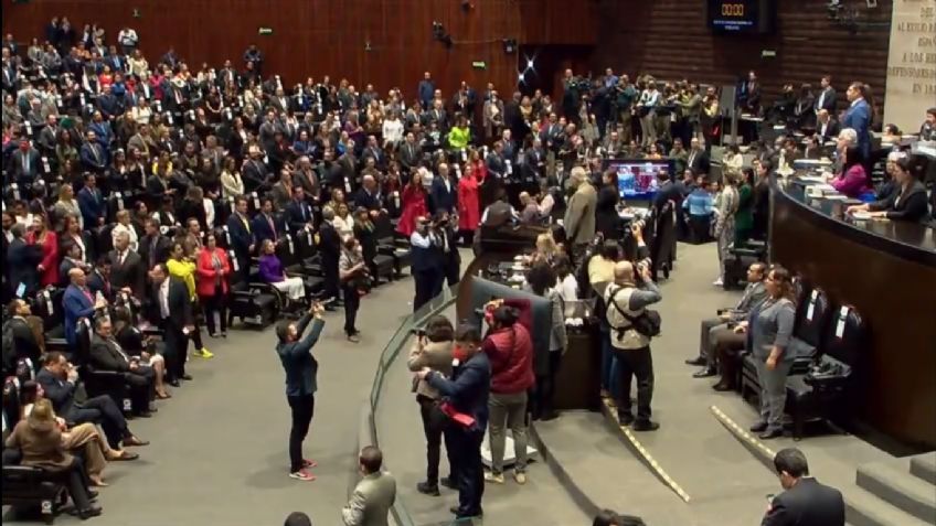 El Congreso de la Unión inicia sesiones entre pleitos y honores a la bandera en el vestíbulo