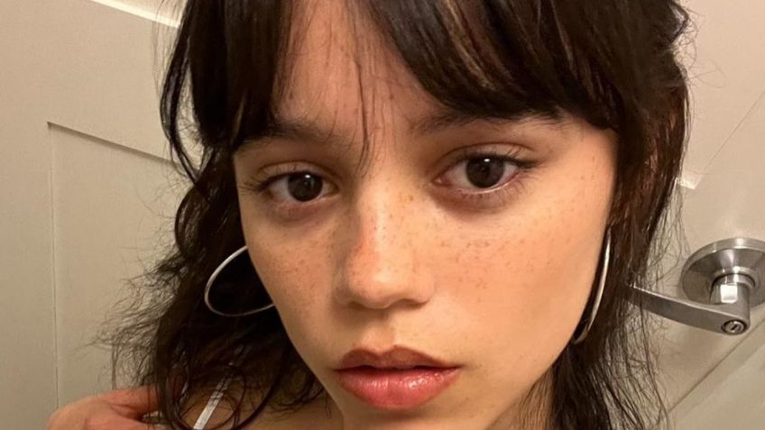 Al natural, Jenna Ortega sube la temperatura con ajustado babydoll