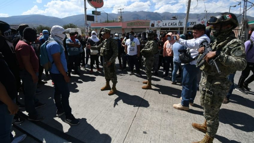 Normalistas de Ayotzinapa cierran una autopista para pedir la rehabilitación de su cancha de fútbol