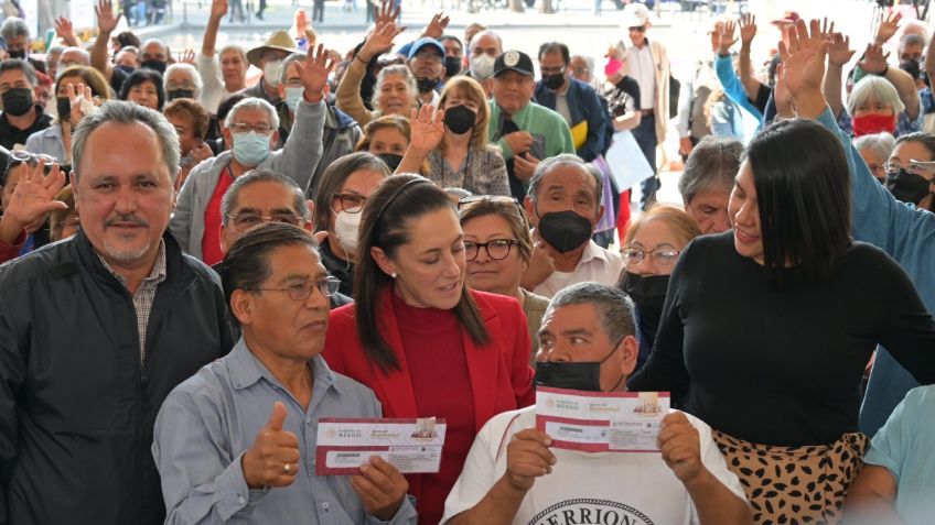 Alcaldía Álvaro Obregón entrega tarjetas de la Pensión para el Bienestar para adultos mayores