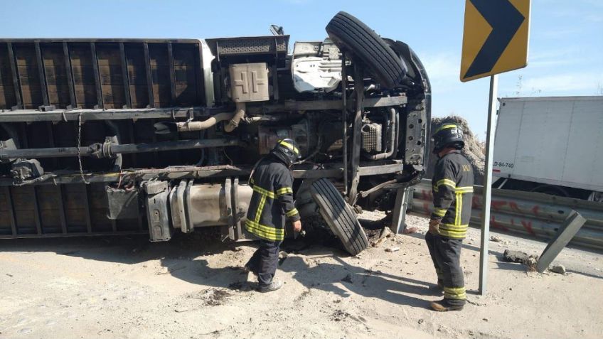 Emergencia en la Naucalpan-Toluca: vuelca un tráiler a la altura de la caseta de Chamapa-Lechería