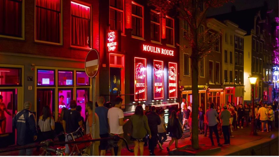 El Distrito Rojo es uno de los atractivos turísticos más conocidos de Ámsterdam