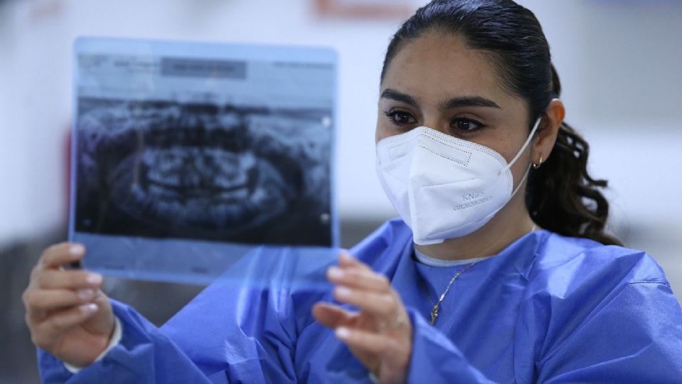 En el Día de la Odontóloga y el Odontólogo, el director general, Pedro Zenteno los felicita y reconoce su importancia en el Modelo de Salud Preventivo
