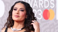 Salma Hayek se luce en los Brit Awards con un vestido negro de piel