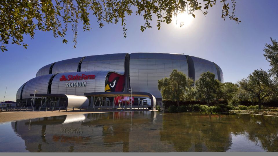 El State Farm Stadium se refleja en una piscina antes del partido de fútbol americano