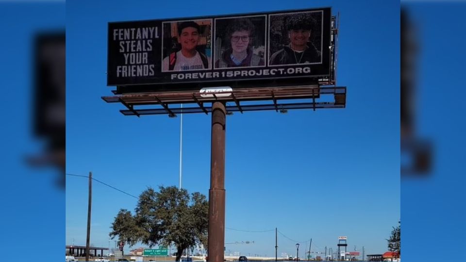 Los espectaculares se encuentran en la localidad de Kyle, Texas.