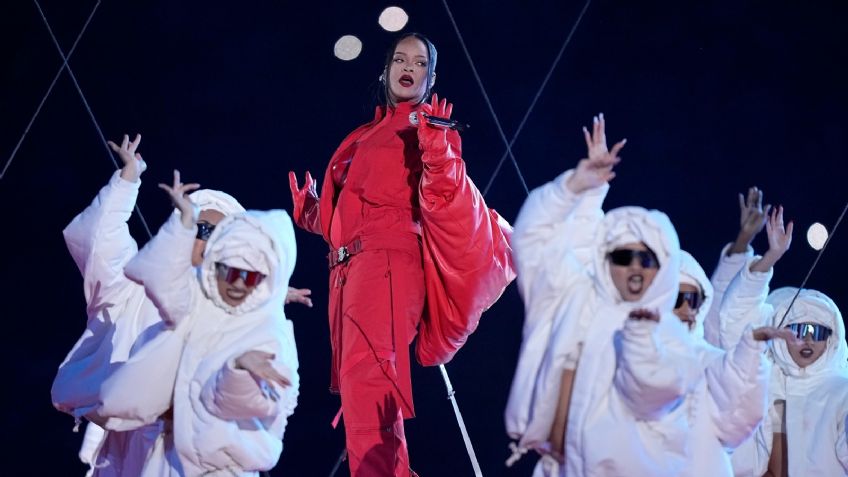 En FOTOS: el flamante vestuario que utilizó Rihanna en el medio tiempo del Super Bowl 2023