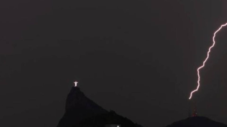 El Cristo Redentor asediado por tormentas eléctricas.