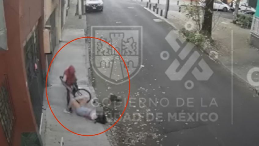 VIDEO | Violento asalto en CDMX: ladrón amaga con un cuchillo a joven para robarle el celular