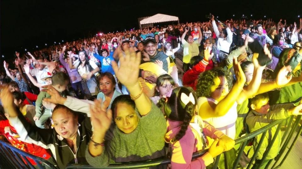 Mujeres, hombres, personas mayores, jóvenes, niños y niñas fueron llenando la pista de baile