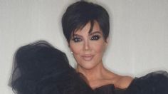 Kris Jenner se suma a la tendencia de minifalda negra