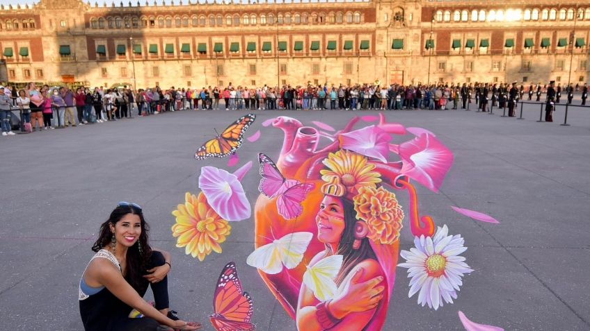 Tapizan el Zócalo con corazones monumentales