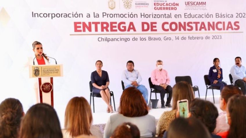 Evelyn Salgado entrega estímulos a docentes de nivel básico en Guerrero