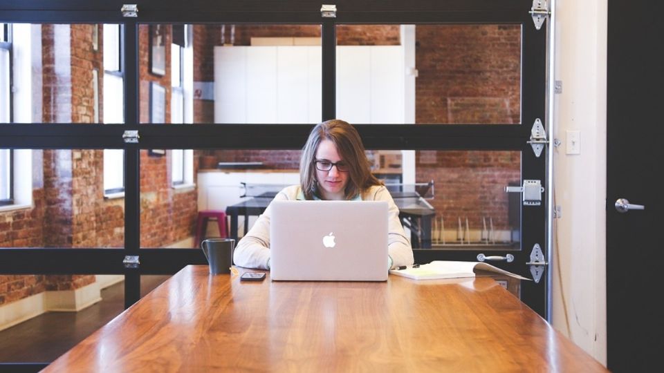 Las mujeres sienten inseguridad en puestos considerados para hombres.