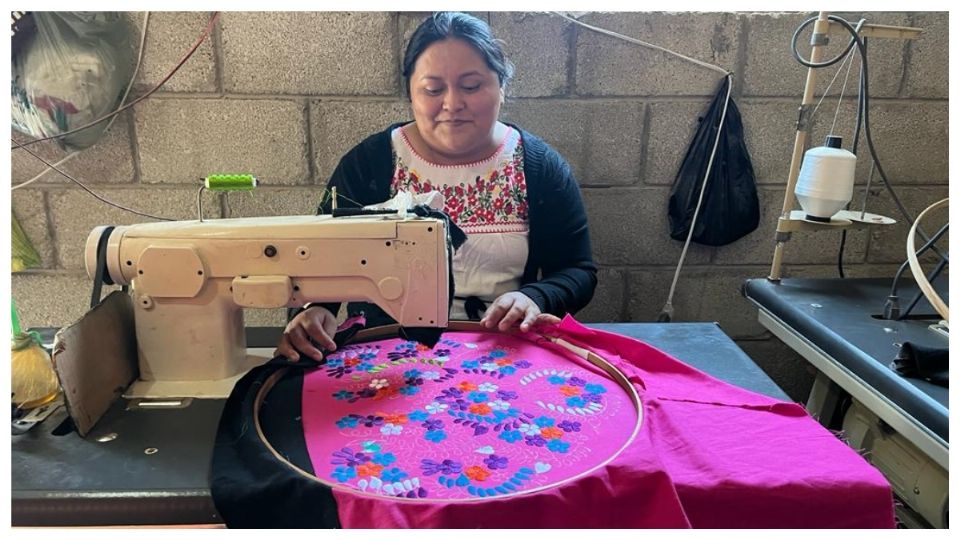 Claudia mejoró sus bordados, tras recibir capacitación a través de los programas sociales