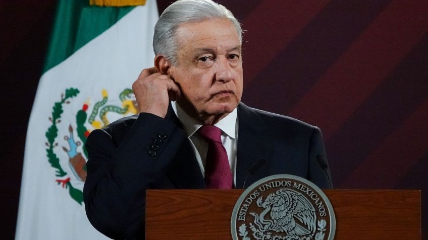 AMLO acusa a los conservadores de agruparse contra el Plan B Electoral de la 4T