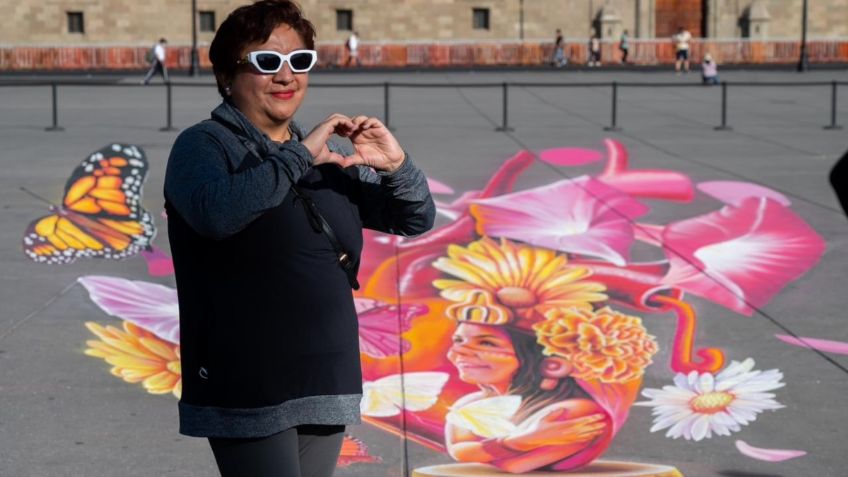 Gobierno CDMX invita a disfrutar arte urbano de corazones 3D en el Zócalo