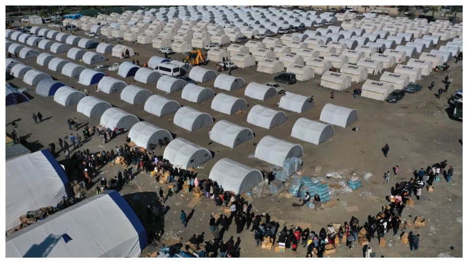 Cientos de damnificados turcos hacen fila para recibir suministros en un refugio