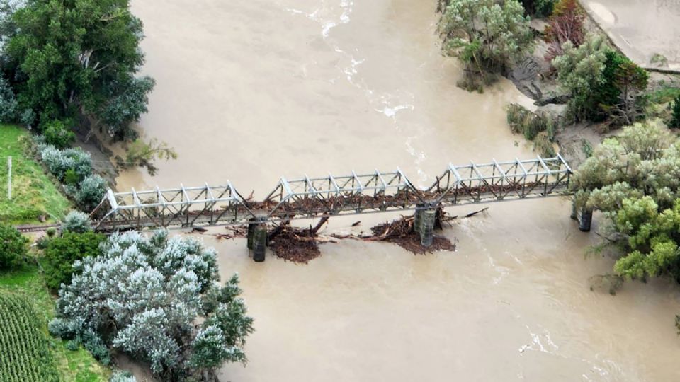 Las inundaciones provocaron caídas de puentes.