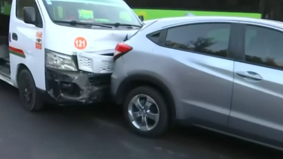 El choque fue entre tres autos particulares y dos vehículos de transporte público.