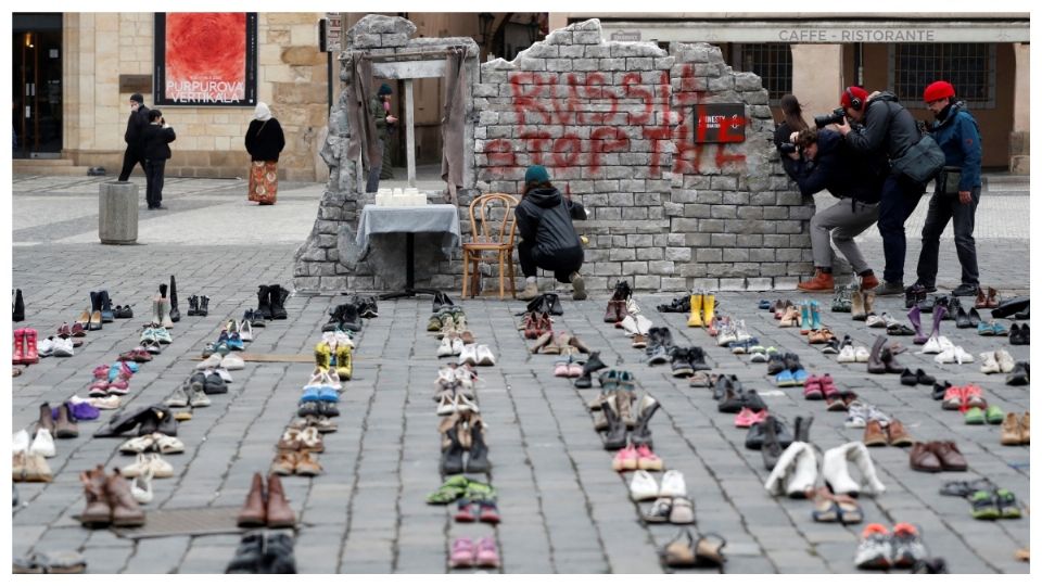 En Praga realizaron memorial con zapatos que simbolizan los crímenes de guerra cometidos contra civiles ucranianos