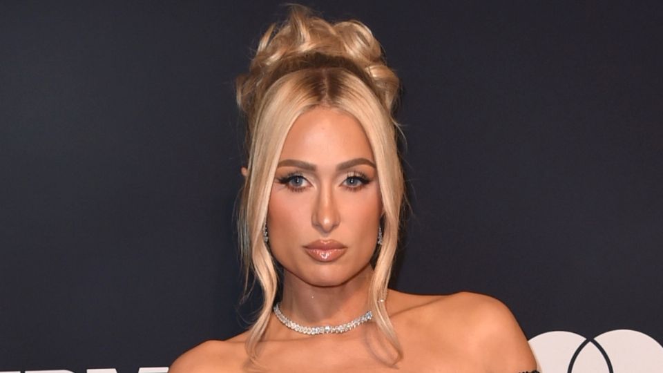 Paris Hilton presume su figura con lencería de cristales para San Valentín