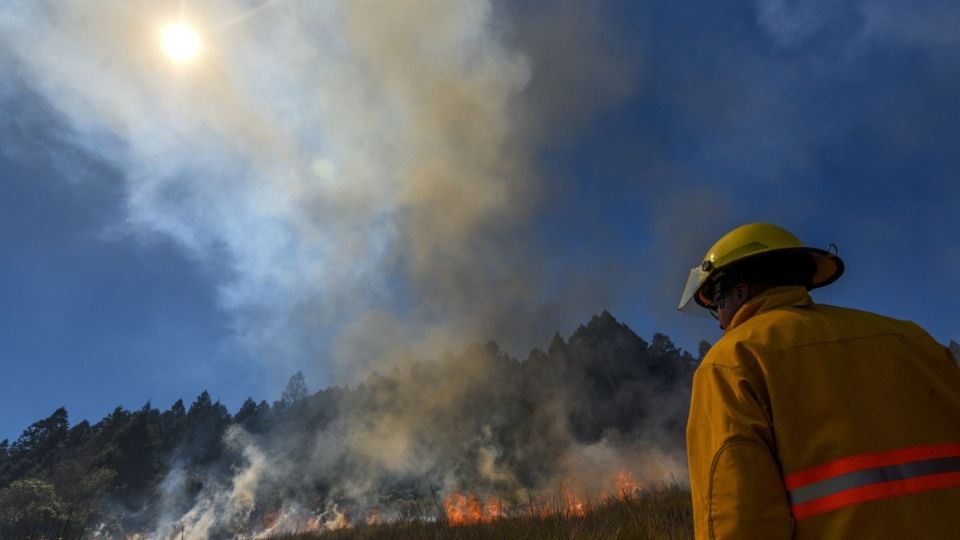 Continúan con labores para extinguir el fuego en diversos puntos del país.