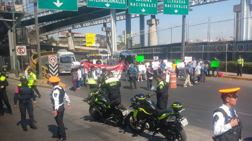 Caos en el AICM: manifestantes bloquean, intermitentemente, accesos a Terminal 1