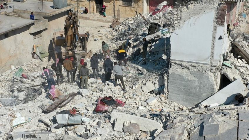 Niña sobreviviente del sismo en Siria queda huérfana, su familia quedó bajo los escombros: "No nos atrevemos a decirle"