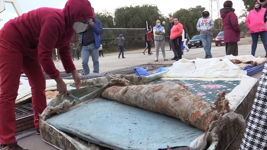 En Tula, dan a damnificados colchones con basura y chinches